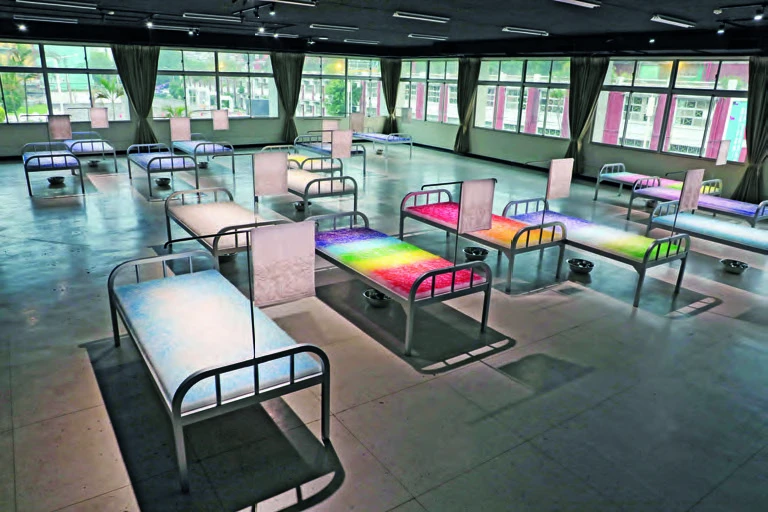 點擊觀看大圖-陳慧嶠,《床外的藍天》,2018,棉花、針、銀蔥線、繡線、電繡、毛巾、鋁盆、鋼杯、牙刷、毛巾、肥皂、牙膏,16 Pieces,90×200×140cm each,C-Lab「再基地──當實驗成為態度」展場一景。 陳慧嶠,《床外的藍天》,2018,棉花、針、銀蔥線、繡線、電繡、毛巾、鋁盆、鋼杯、牙刷、毛巾、肥皂、牙膏,16 Pieces,90×200×140cm each,C-Lab「再基地──當實驗成為態度」展場一景。-圖片