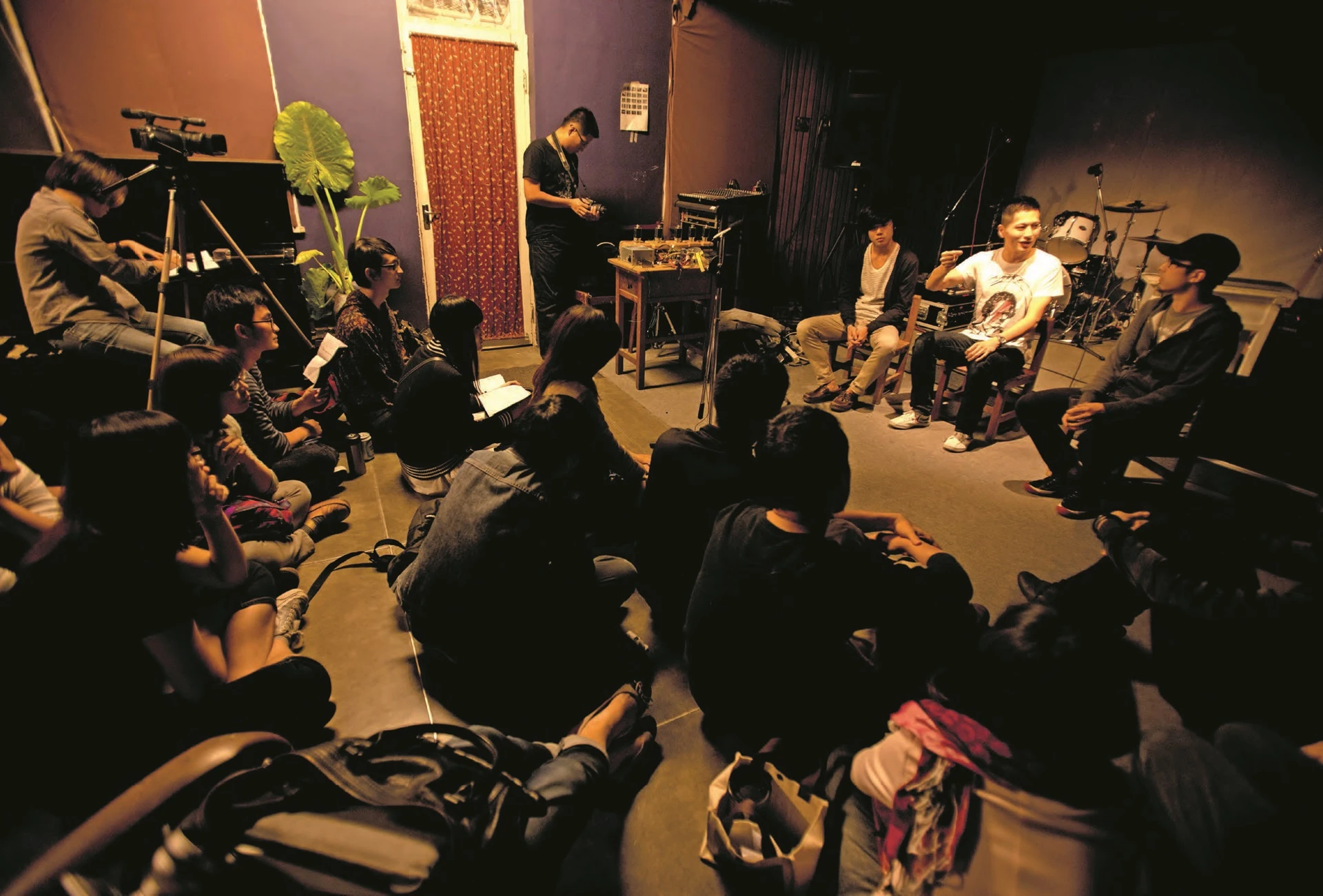 《失聲祭LSF51》於南海藝廊的演後座談，從左至右：演出者吳秉聖、楊嘉輝，主持人姚仲涵；蔡欣邑攝影，失聲祭提供。-圖片