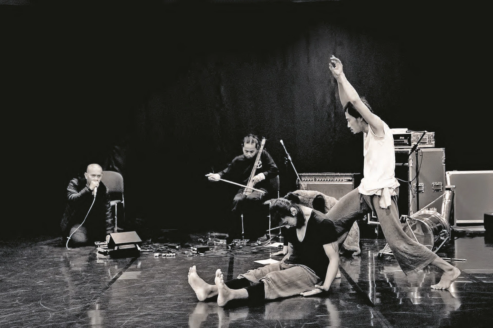 印尼實驗音樂團體Senyawa參與蘇文琪《從無止境回首》舞作 ©一當代舞團，攝影：陳藝堂-圖片