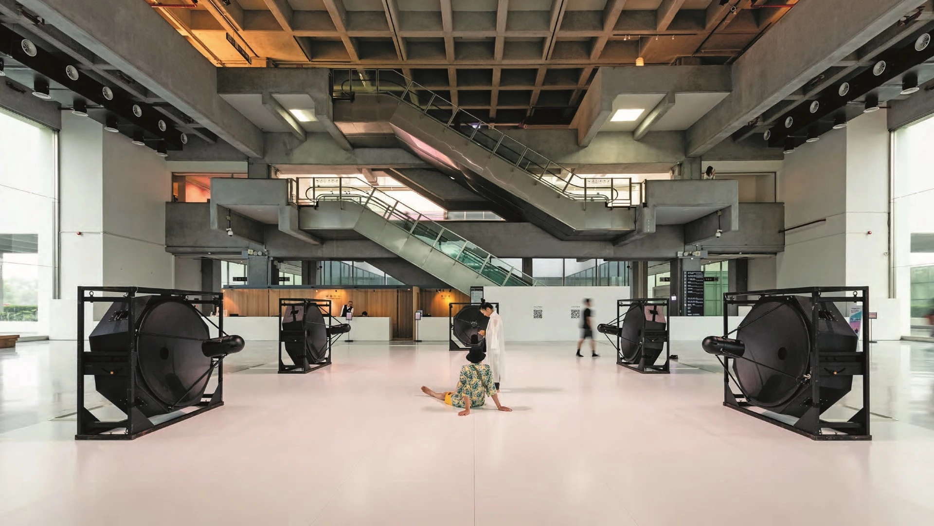 《A「連續統」》，2018，聲音裝置，概念、構圖：池田亮司，程式設計：Tomonaga Tokuyama，5個超級定向揚聲器（Meyer SB-1）、電腦；呂國瑋攝影。©臺北市立美術館-圖片