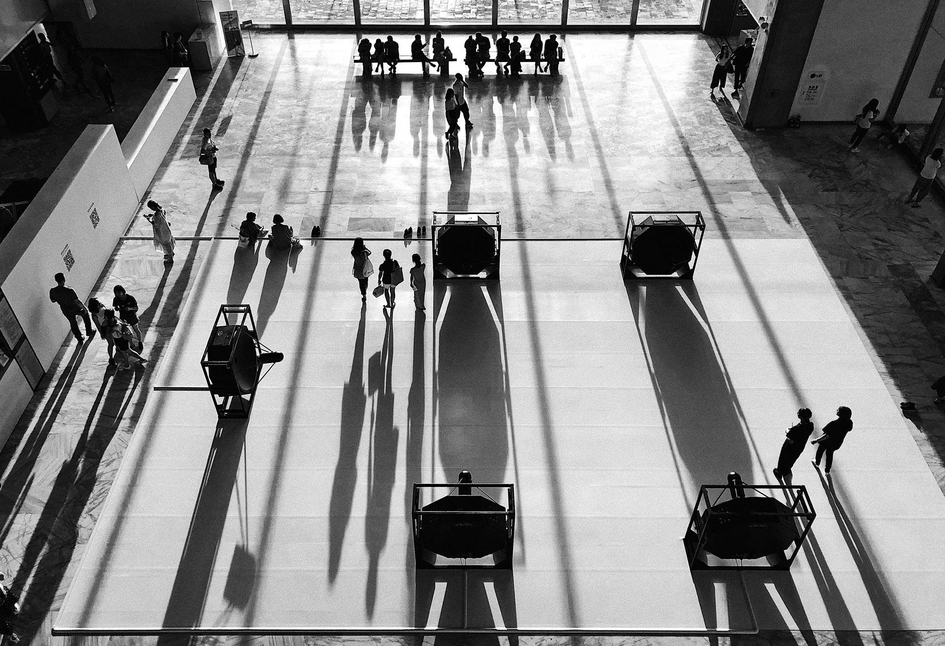 《A「連續統」》，2018，聲音裝置，概念、構圖：池田亮司，程式設計：Tomonaga Tokuyama，5個超級定向揚聲器（Meyer SB-1）、電腦；呂國瑋攝影。©臺北市立美術館-圖片