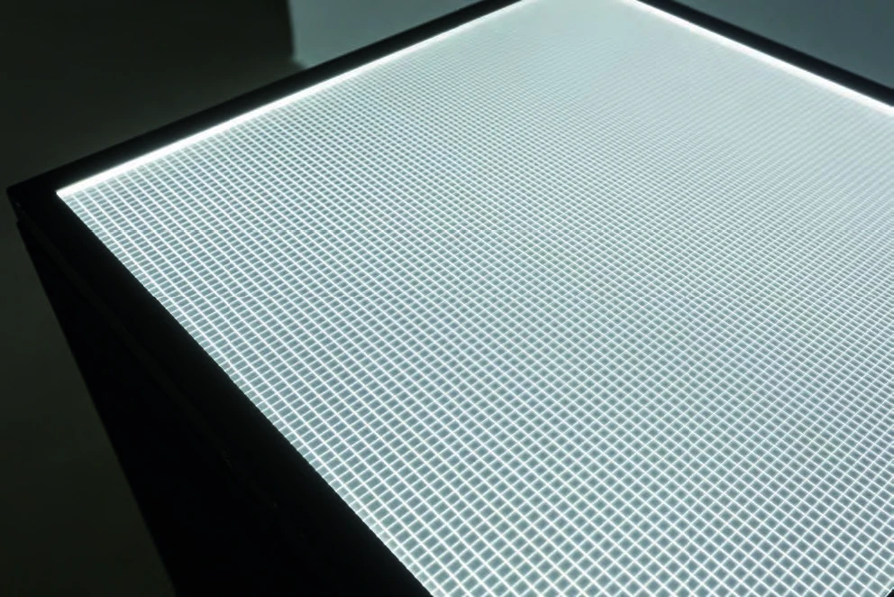《gridsystem [n º1- a ]》，2012， 雷射蝕刻於壓克力、LED、不鏽鋼，330×330×16mm，AP版次；呂國瑋攝影。©臺北市立美術館-圖片