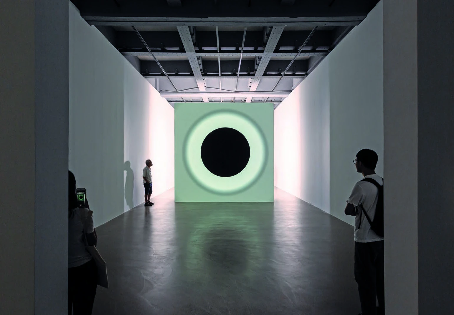 《臨界點》，2018，DLP投影機、HMI燈、電腦、揚聲器，尺寸依空間大小而定；呂國瑋攝影。©臺北市立美術館-圖片