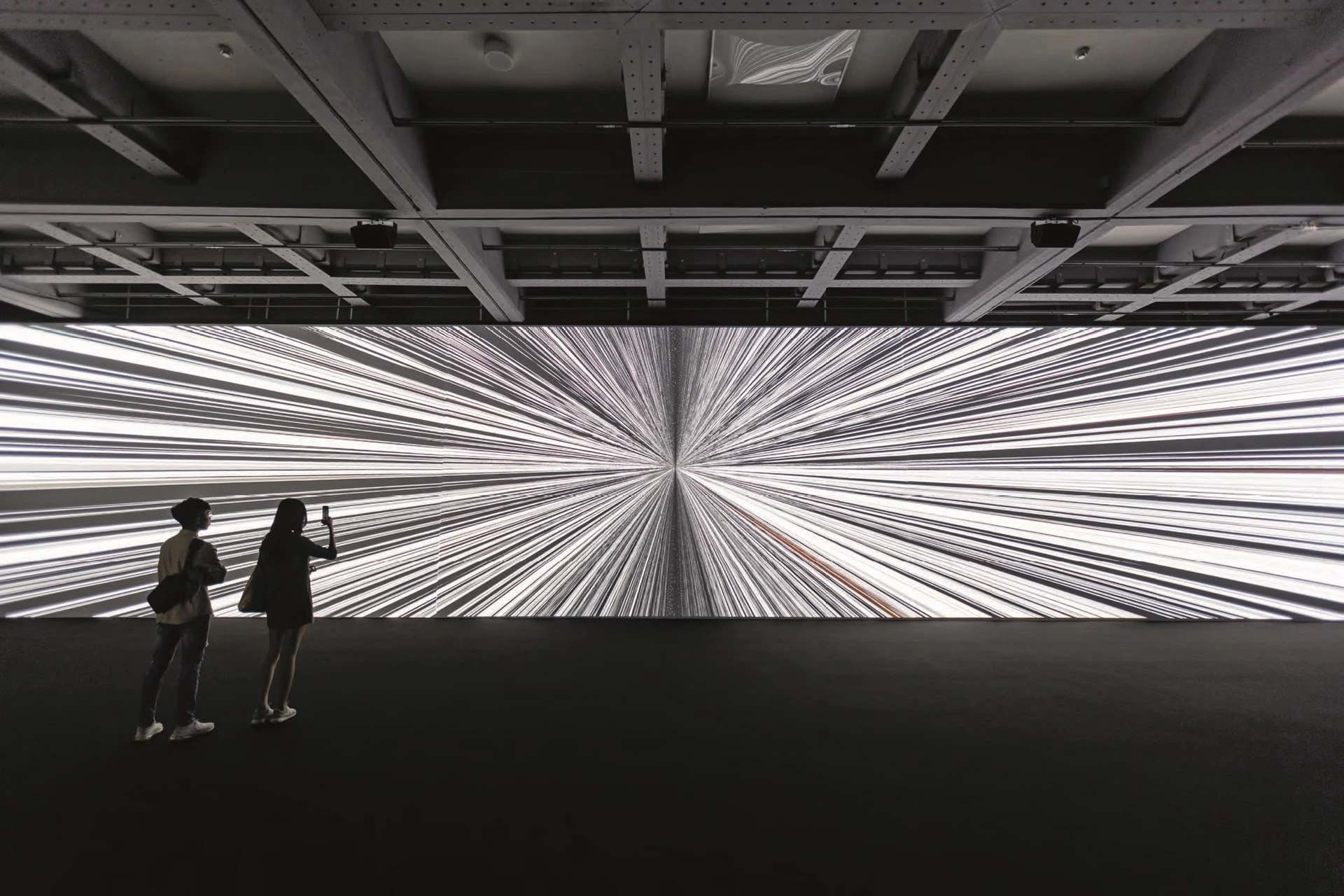 《符碼─詩》，2018，影音裝置，概念、構圖：池田亮司，電腦圖形、程式設計：Tomonaga Tokuyama，3台DLP（數位光處理）投影機、電腦、揚聲器，尺寸依空間大小而定；呂國瑋攝影。©臺北市立美術館-圖片