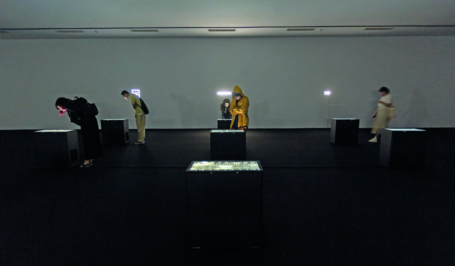 《數據－掃描1-9號》，2011，9個27吋液晶顯示器、電腦、喇叭、台座；呂國瑋攝影。©臺北市立美術館-圖片