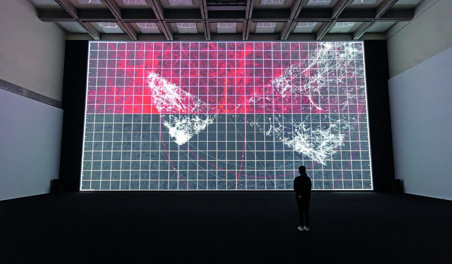 《普朗克世界「宏觀」》，2015，影音裝置，投影機、電腦、喇叭，尺寸依空間大小而定；呂國瑋攝影。©臺北市立美術館-圖片