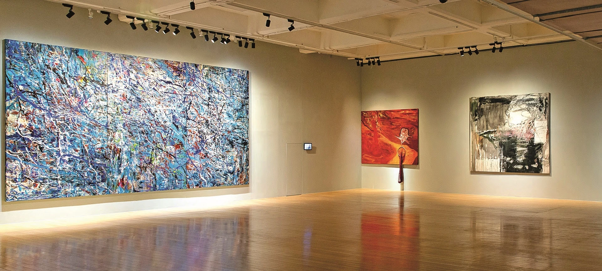 點擊觀看大圖-薛保瑕作品展場一景:右為《P.S.的本質》,1985,壓克力彩、畫布、木尺,213×236.6cm,國立臺灣美術館典藏;中為《核心與邊緣》,1995,壓克力彩、漁網、畫布,172.6×228.5cm,臺北市立美術館典藏;左為《勢態》,2016,壓克力彩、畫布,300×540cm。 薛保瑕作品展場一景:右為《P.S.的本質》,1985,壓克力彩、畫布、木尺,213×236.6cm,國立臺灣美術館典藏;中為《核心與邊緣》,1995,壓克力彩、漁網、畫布,172.6×228.5cm,臺北市立美術館典藏;左為《勢態》,2016,壓克力彩、畫布,300×540cm。-圖片
