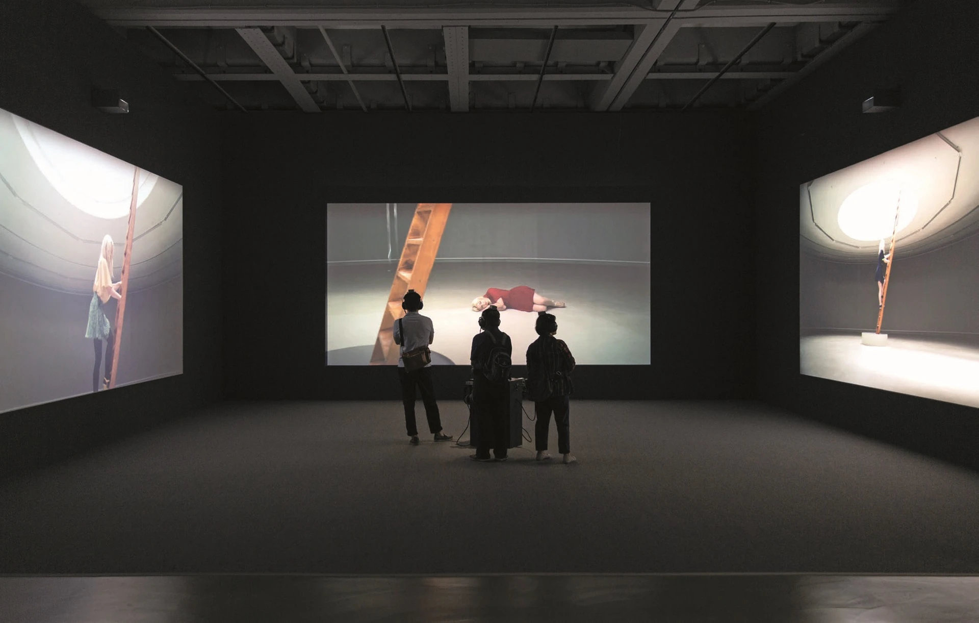 米歇爾．馮德艾（Michel van der Aa），《沙之書》展場一景，影音互動裝置，2016-2019。©台北市立美術館典藏-圖片