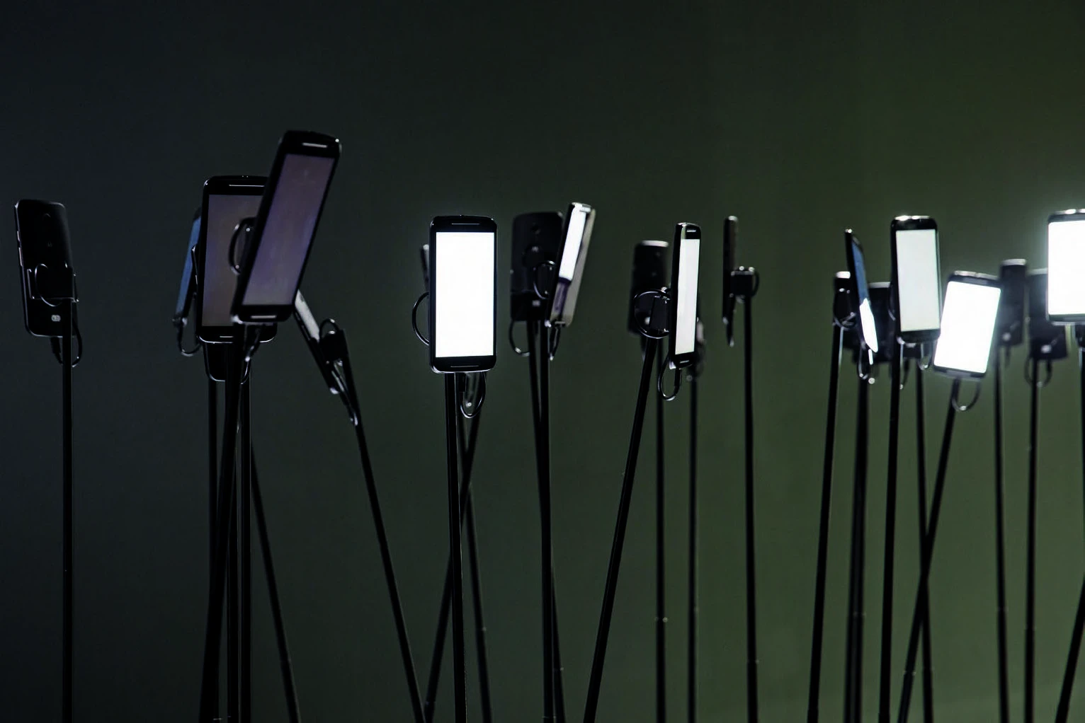 史特凡．博赫爾（Stéphane Borrel）、克里斯托夫．勒布雷頓（Christophe Lebreton）、隨機（ 實驗室）（RANDOM（lab）），《智能領地－嬉遊曲》展場一景，影音情境參與式互動裝置，2016。©台北市立美術館-圖片