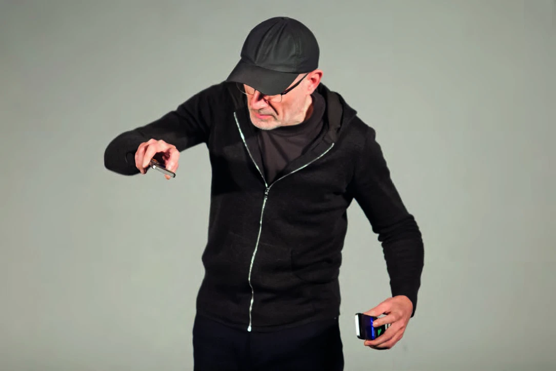 文森－拉婓爾．卡尼諾拉（Vincent Raphaël Carinola）、讓．喬瓦里（Jean Geoffroy）、克里斯托夫．勒布雷頓（Christophe Lebreton），《身入花園》演出版本《虛擬根莖》，2018。©Pascal Chantier-圖片