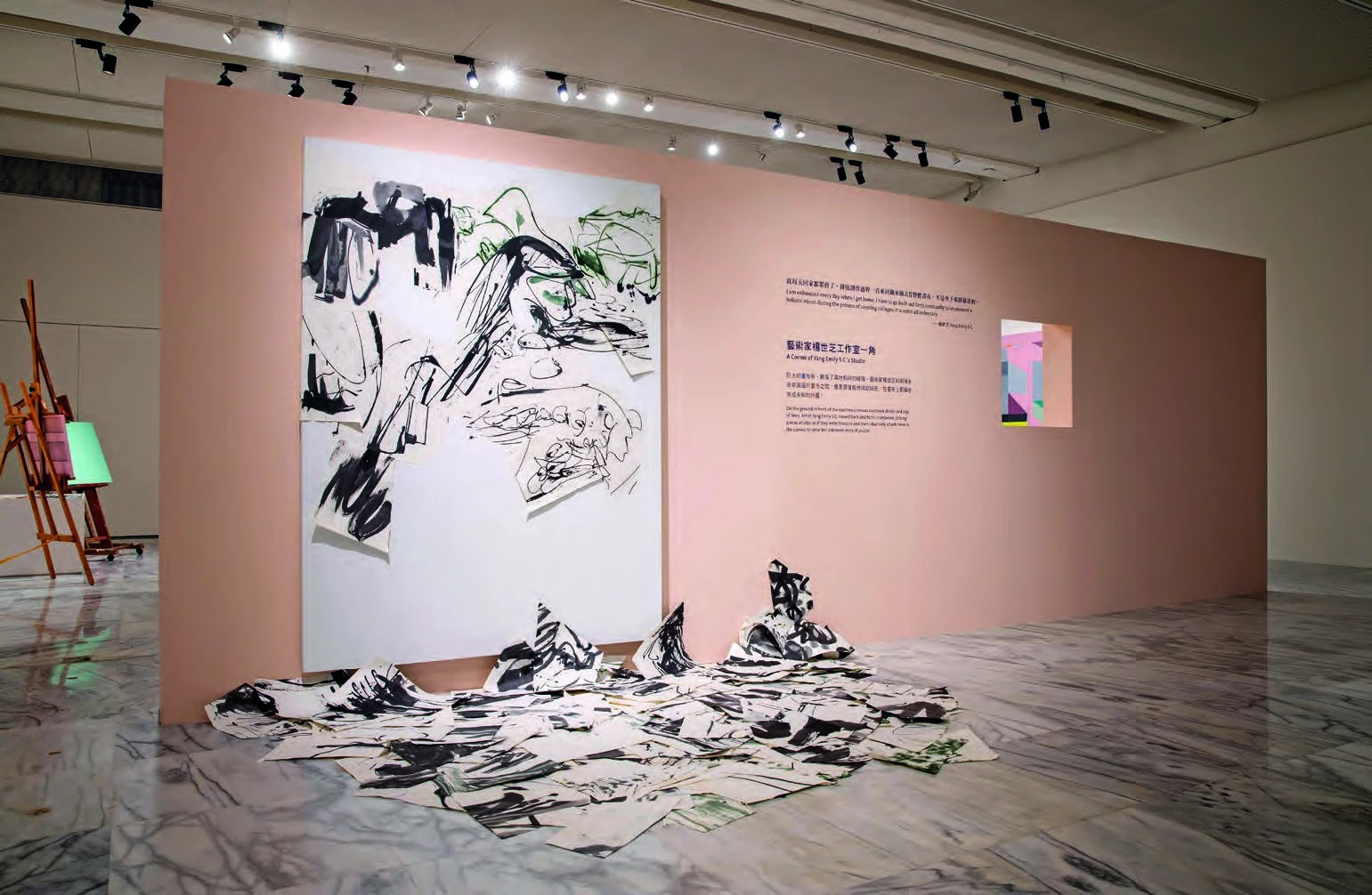 點擊觀看大圖-楊世芝工作室情境。未完成的畫布與散落滿地的筆墨紙片,彷彿藝術家正來回選取撿拾。 楊世芝工作室情境。未完成的畫布與散落滿地的筆墨紙片,彷彿藝術家正來回選取撿拾。-圖片