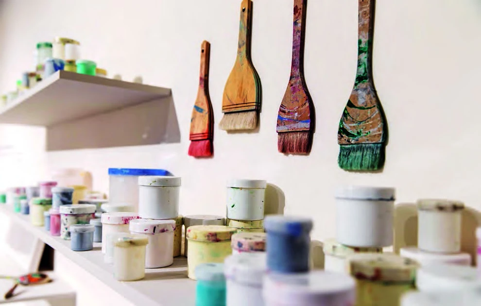 點擊觀看大圖-胡坤榮工作室場景。編號精確的各色顏料與創作工具。 胡坤榮工作室場景。編號精確的各色顏料與創作工具。-圖片