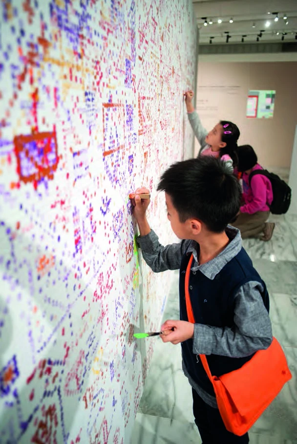 點擊觀看大圖-共同的創作在展示期間形成有機性的發展,也促進對作品的關係建立與認同感。 共同的創作在展示期間形成有機性的發展,也促進對作品的關係建立與認同感。-圖片