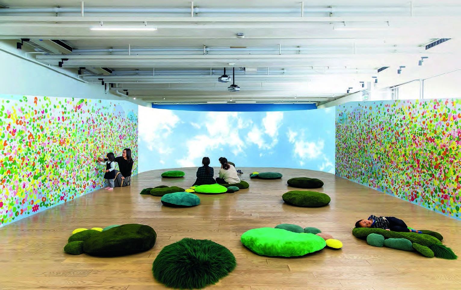 點擊觀看大圖-觀眾運用王德瑜的單純符號衍生成樹林。張永達在其中投影著美術館上方即時的天空雲朵。 觀眾運用王德瑜的單純符號衍生成樹林。張永達在其中投影著美術館上方即時的天空雲朵。-圖片