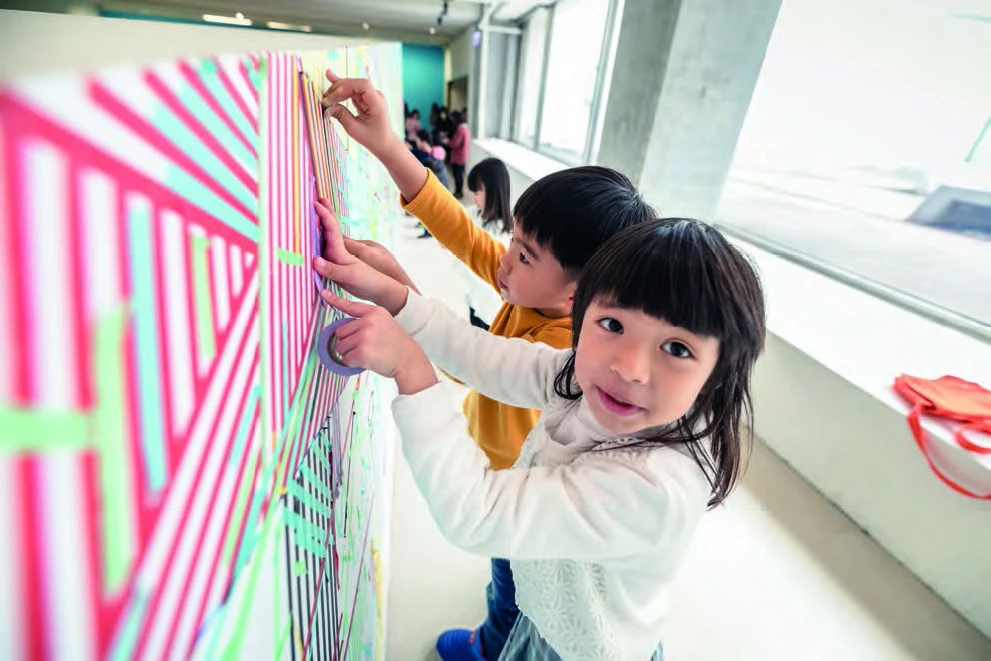 點擊觀看大圖-觀眾以簡約的反覆符號,為互動區牆面的鯨魚貼上魚鱗紋路,體驗重複性線條形成的節奏感。 觀眾以簡約的反覆符號,為互動區牆面的鯨魚貼上魚鱗紋路,體驗重複性線條形成的節奏感。-圖片