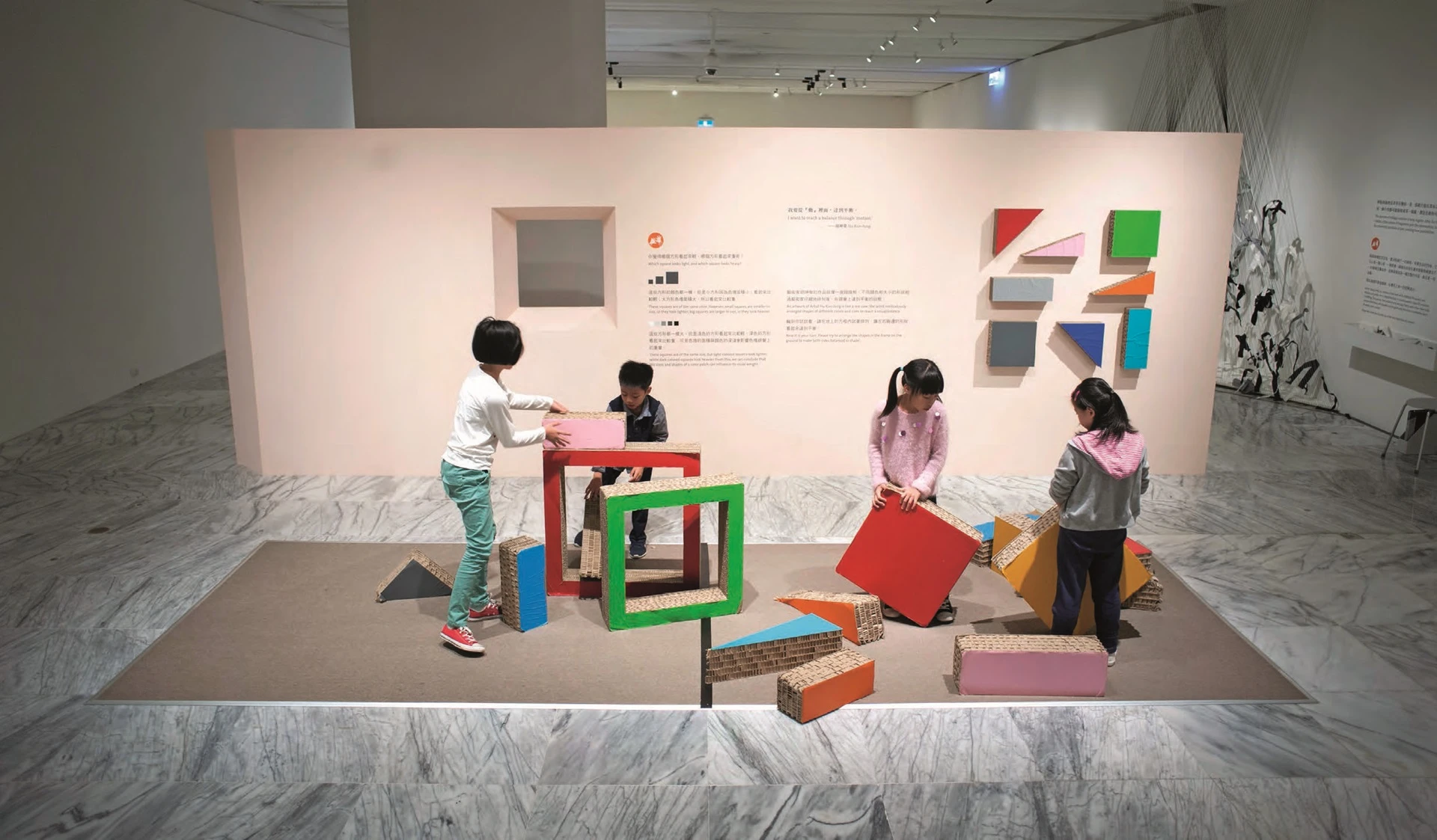 點擊觀看大圖-胡坤榮的抽象創作遊戲。觀眾在分隔為左右的地板範圍內搬動立體的色塊,體驗幾何與色彩如何達到平衡,進而打破平衡。 胡坤榮的抽象創作遊戲。觀眾在分隔為左右的地板範圍內搬動立體的色塊,體驗幾何與色彩如何達到平衡,進而打破平衡。-圖片