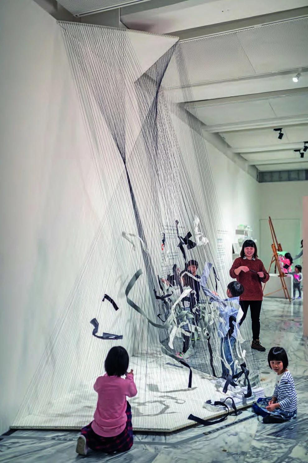 點擊觀看大圖-楊世芝藝術觀念的創作遊戲。以立體交織的絲線扮演立體畫布,強調筆墨紙片的空間關係。觀眾猶如楊世芝的創作方式,以各種線條在畫布上交錯、疊合、延伸。 楊世芝藝術觀念的創作遊戲。以立體交織的絲線扮演立體畫布,強調筆墨紙片的空間關係。觀眾猶如楊世芝的創作方式,以各種線條在畫布上交錯、疊合、延伸。-圖片