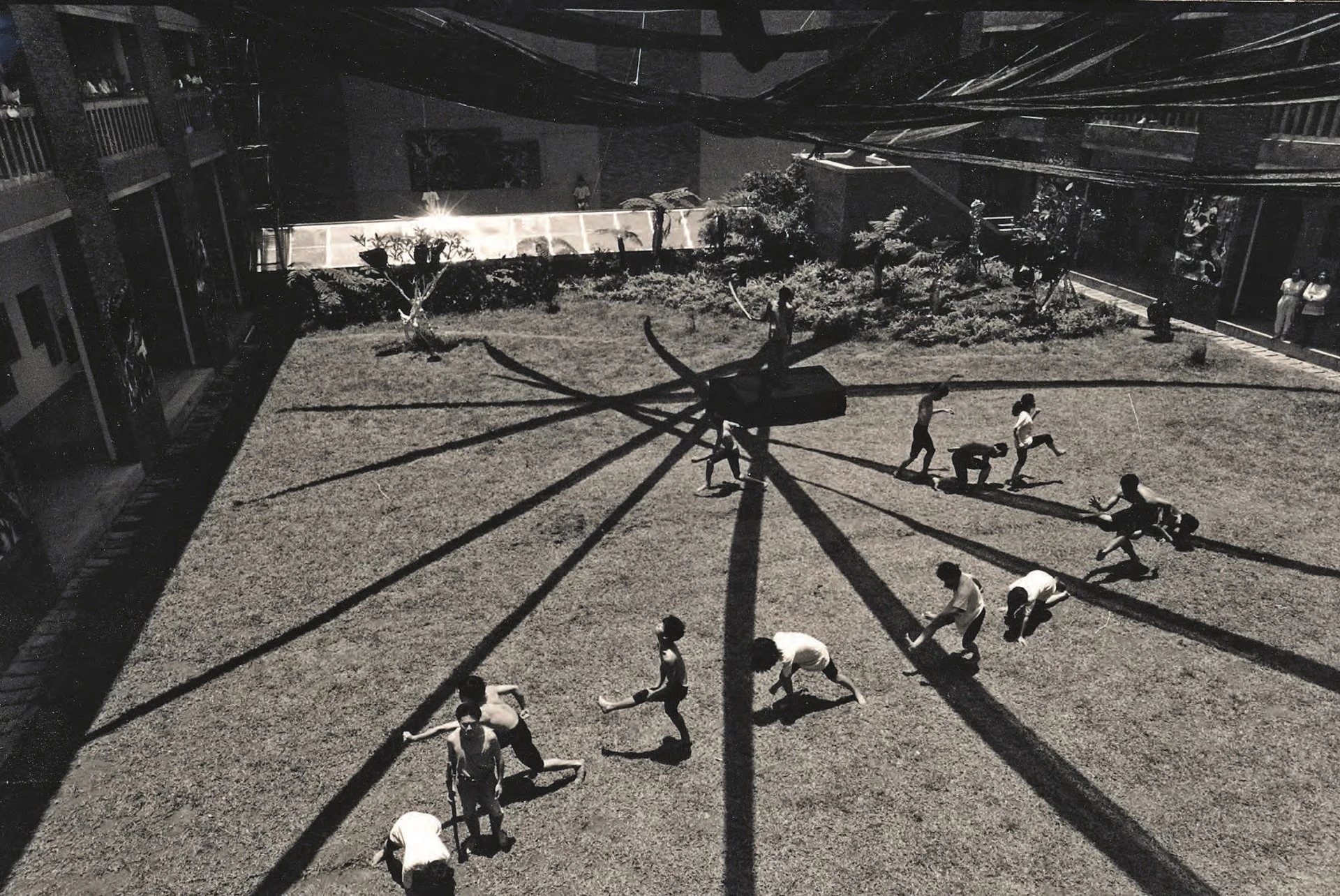 《天葬桃花源》演出一景，1992，北藝大關渡校區中庭。-圖片