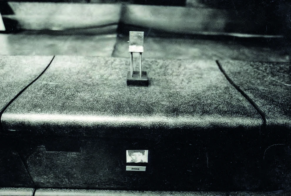 《哈姆雷特機器》中劇團DIY鐵焊的小椅子-圖片