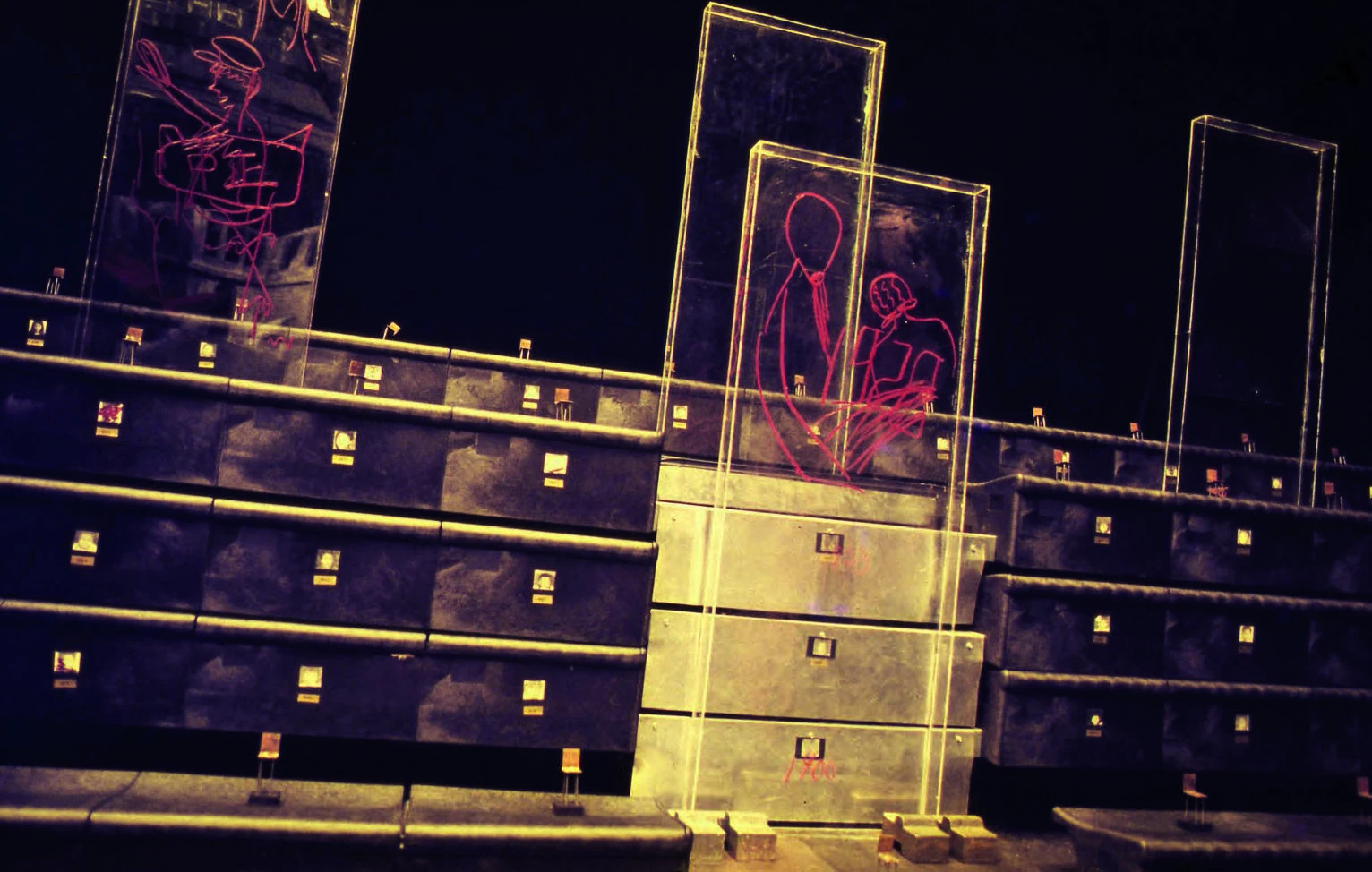 靈骨塔的意象呼應著籠罩全劇的死亡主題-圖片