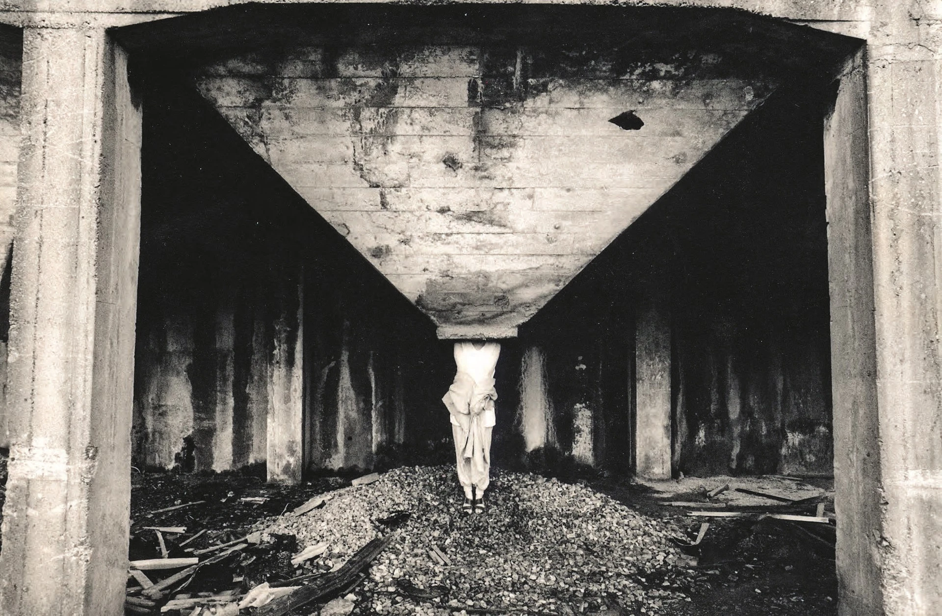 姚瑞中在金瓜石水湳洞十三層遺址拍攝的劇照-圖片