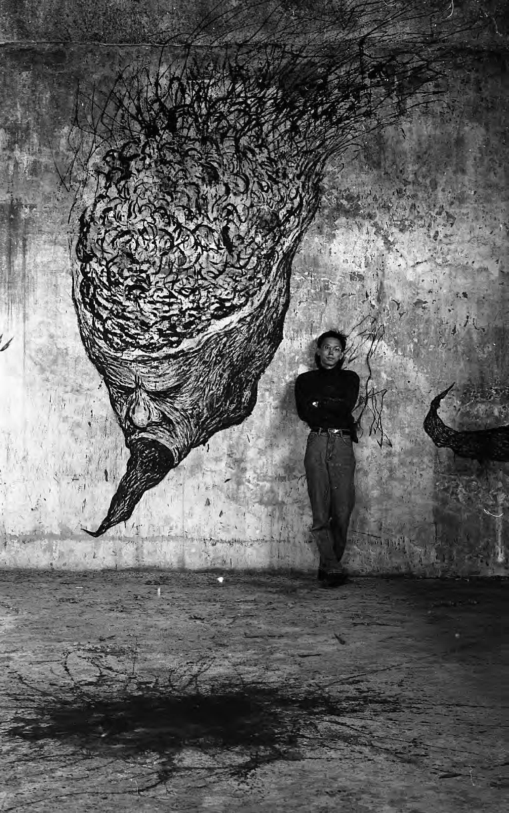 姚瑞中，《無題》，1997，墨水、炭筆、石灰牆，450×130cm，「末世漫遊」展。中立者為姚瑞中，於三芝廢棄紡織場。-圖片