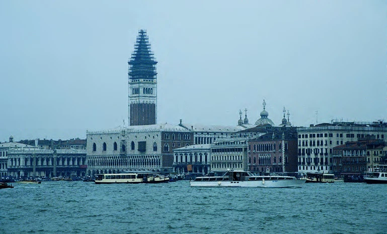 點擊觀看大圖-1995年威尼斯雙年展 ©臺北市立美術館 1995年威尼斯雙年展 ©臺北市立美術館-圖片