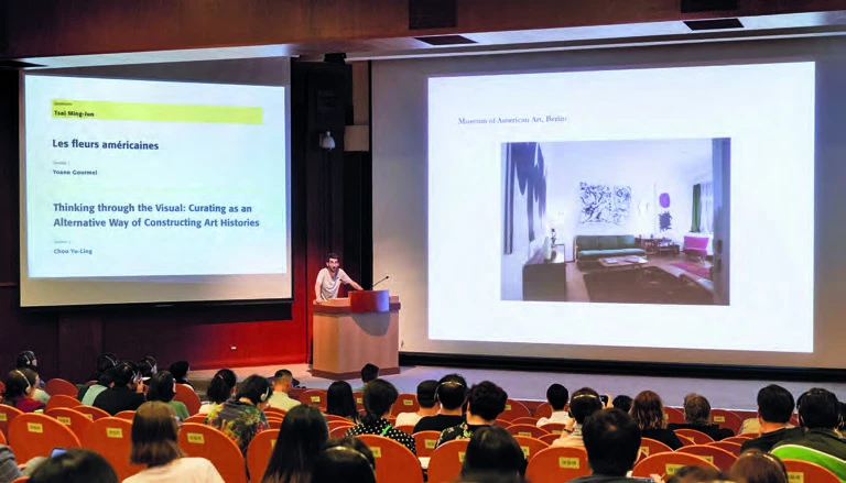 點擊觀看大圖-尤恩・古梅爾(Yoann Gourmel)發表「美國花」(Les f leurs américaines)於「當代策展的新挑戰──國際論壇暨青年策展工作坊」, 臺北市立美術館視聽室,2019年10月13日。©臺北市立美術館 尤恩・古梅爾(Yoann Gourmel)發表「美國花」(Les f leurs américaines)於「當代策展的新挑戰──國際論壇暨青年策展工作坊」, 臺北市立美術館視聽室,2019年10月13日。©臺北市立美術館-圖片