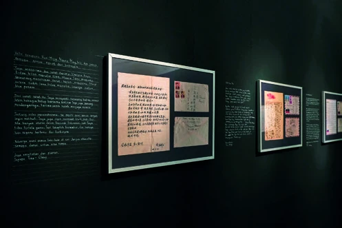 點擊觀看大圖-林羿綺作品《信使─返向漂流與南洋彼岸/Nanyang Express》, 及翻譯成印尼文的家書內容;林羿綺提供。 林羿綺作品《信使─返向漂流與南洋彼岸/Nanyang Express》, 及翻譯成印尼文的家書內容;林羿綺提供。-圖片