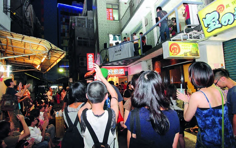 010年DJ林強於立方空間的陽臺演出；孫以臻提供。©立方計劃空間-圖片