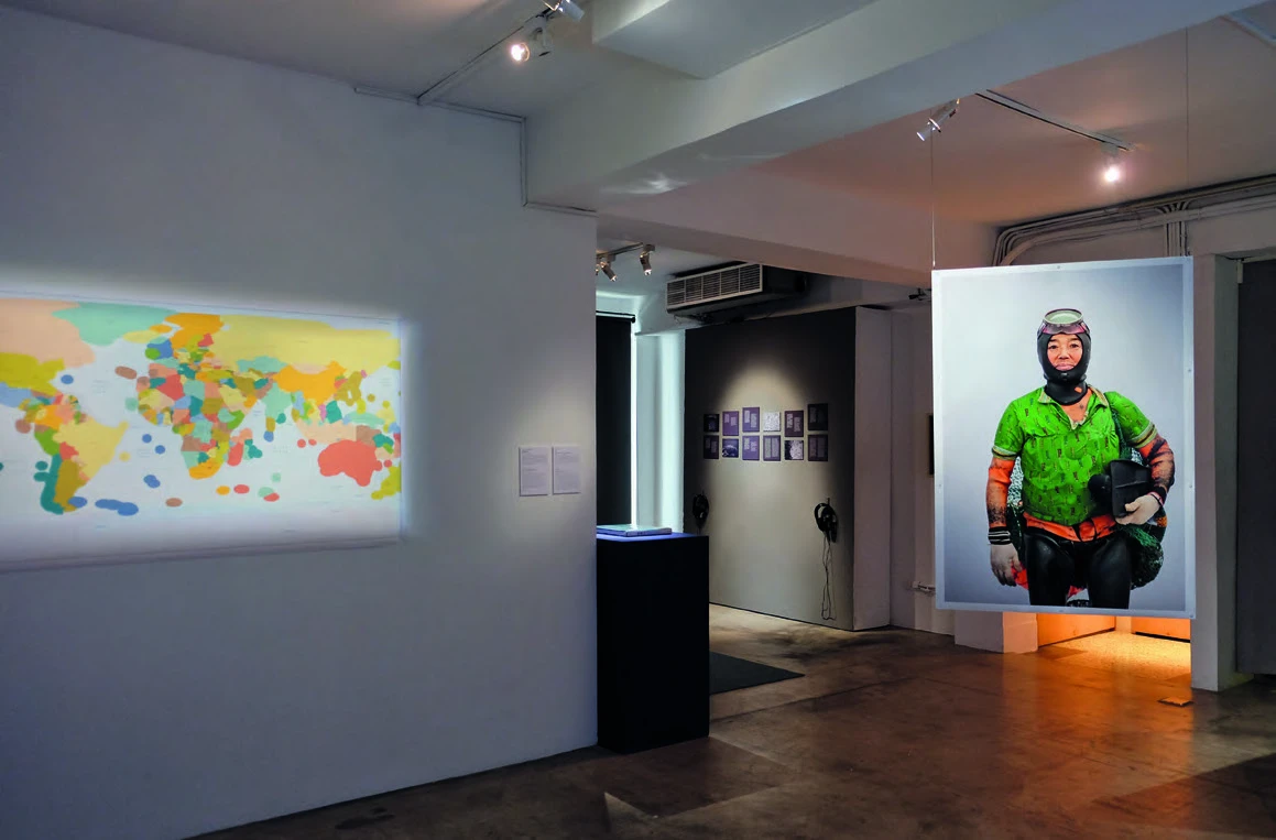 2017年由紐約「獨立策展人國際聯盟」（Independent Curators International）製作，策展人艾蕾娜．克萊爾．費爾德曼（Alaina Claire Feldman）策劃的展覽「自然之外的海洋」；孫以臻提供。©立方計劃空間-圖片