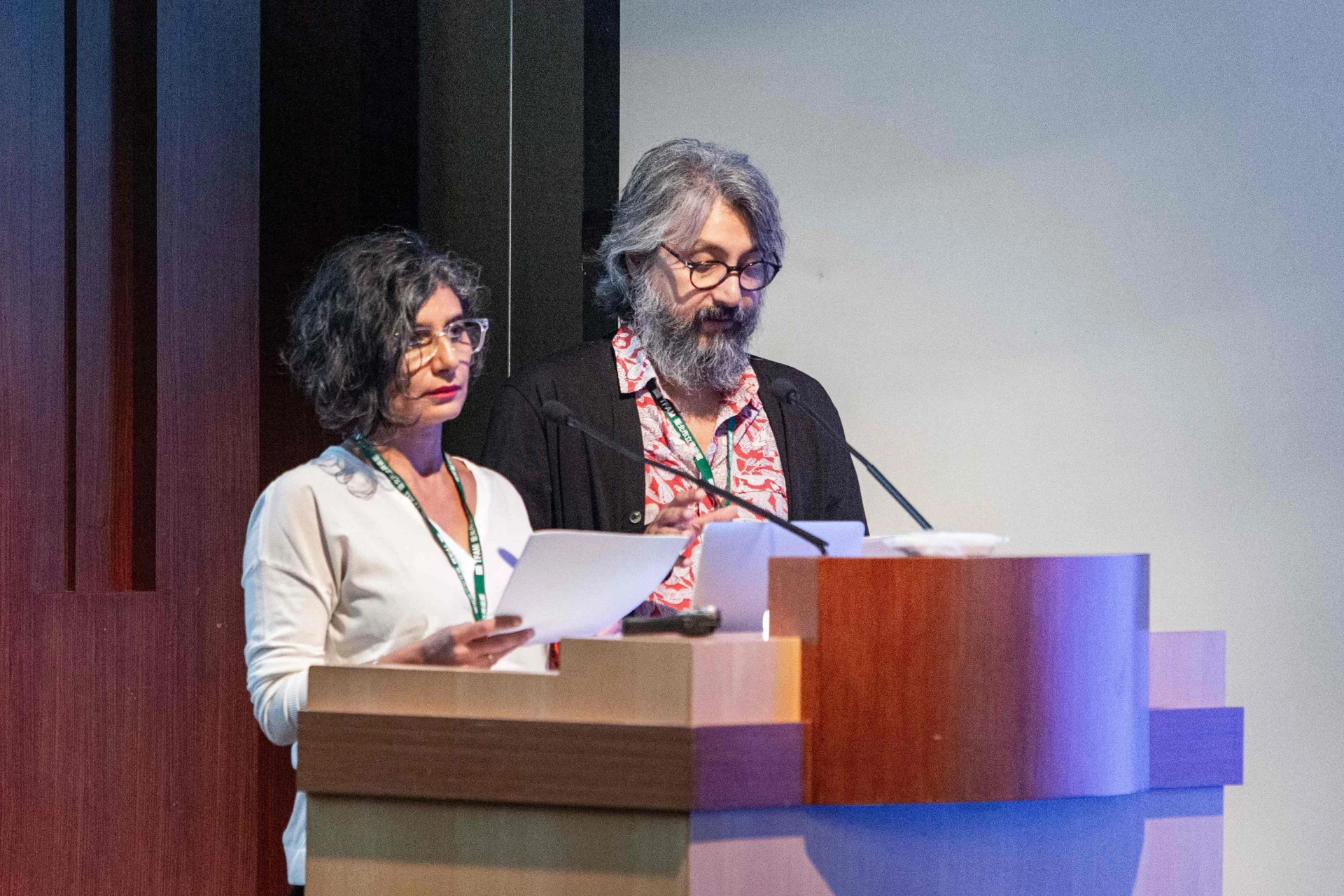 點擊觀看大圖-瑞克斯媒體小組成員莫妮卡・納如拉(Monica Narula,左)、吉比什・巴什(Jeebesh Bagchi,右)。©臺北市立美術館 瑞克斯媒體小組成員莫妮卡・納如拉(Monica Narula,左)、吉比什・巴什(Jeebesh Bagchi,右)。©臺北市立美術館-圖片