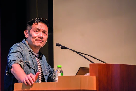 點擊觀看大圖-弗朗西斯・馬拉維拉斯演講側拍 ©臺北市立美術館 弗朗西斯・馬拉維拉斯演講側拍 ©臺北市立美術館-圖片