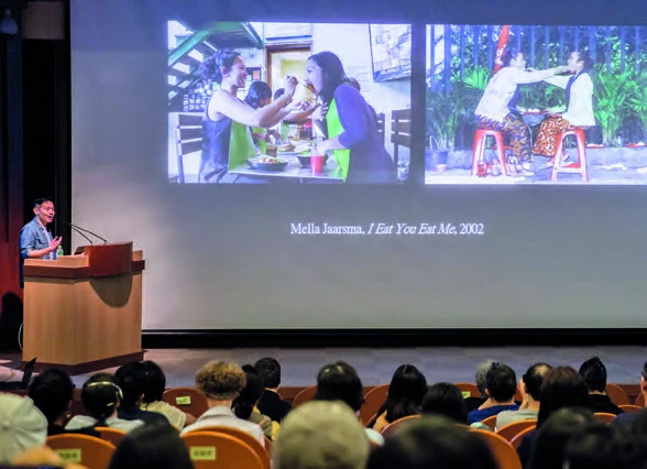 點擊觀看大圖-弗朗西斯・馬拉維拉斯演講側拍 ©臺北市立美術館 弗朗西斯・馬拉維拉斯演講側拍 ©臺北市立美術館-圖片