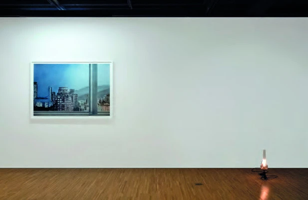 克里斯・伊凡斯（Chris Evans）《安聯人壽，台北，夜與日》、邱再興《美術館館長的燈具》，「Chris Evans, 白雙全：雙個展」展場；周安曼提供。©鳳甲美術館、Para Site-圖片