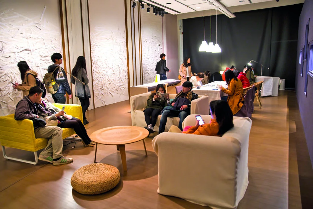點擊觀看大圖-「靈光編輯室」第一階段場景,個人家屋中的閱讀。 「靈光編輯室」第一階段場景,個人家屋中的閱讀。-圖片