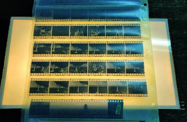 點擊觀看大圖-高俊宏以自製燈箱檢閱1995-2004年間藝術紀錄之底片 高俊宏以自製燈箱檢閱1995-2004年間藝術紀錄之底片-圖片