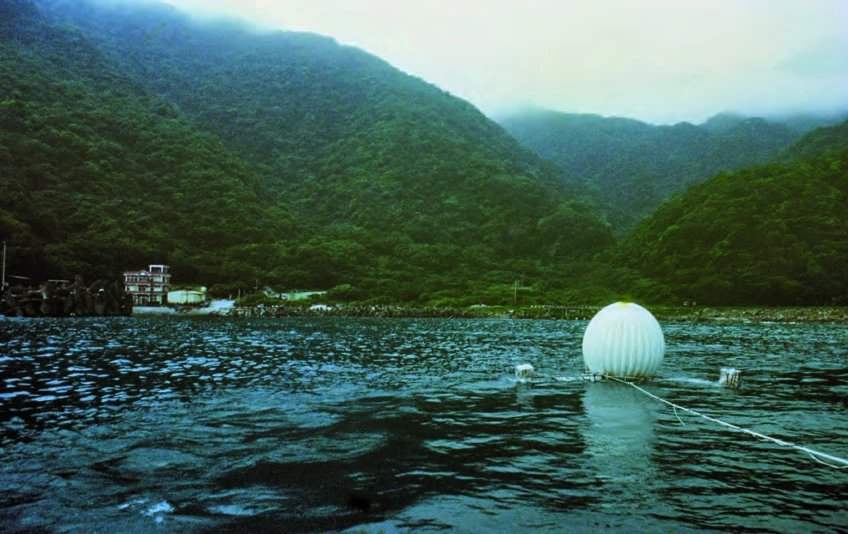 點擊觀看大圖-高俊宏,《泡沫的消失》,太平洋,2000。 高俊宏,《泡沫的消失》,太平洋,2000。-圖片