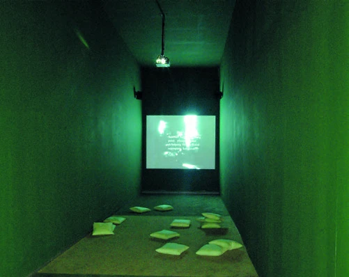 阿比查邦．韋拉斯塔古，《第三世界》，1997，16釐米轉DCP；參展「2004台北雙年展：在乎現實嗎？」展場一景。-圖片