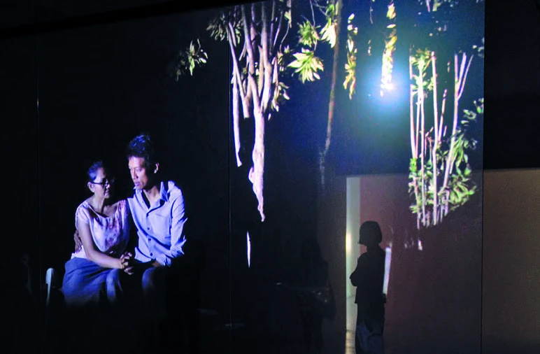 阿比查邦．韋拉斯塔古，《煙火（檔案）》，2014，單頻道錄像、玻璃。-圖片