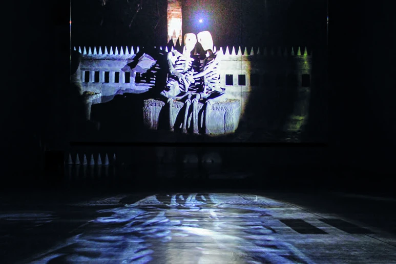 阿比查邦．韋拉斯塔古，《煙火（檔案）》，2014，單頻道錄像、玻璃。-圖片