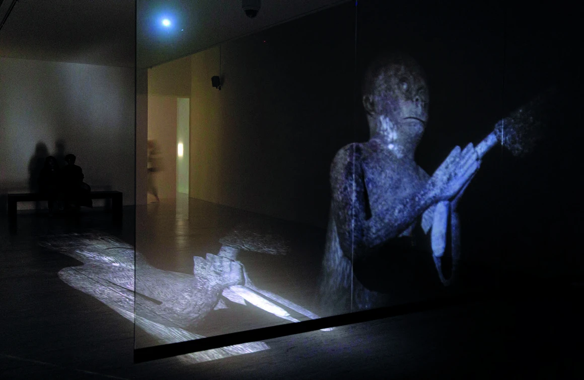 阿比查邦．韋拉斯塔古，《煙火（檔案）》，2014，單頻道錄像、玻璃。-圖片