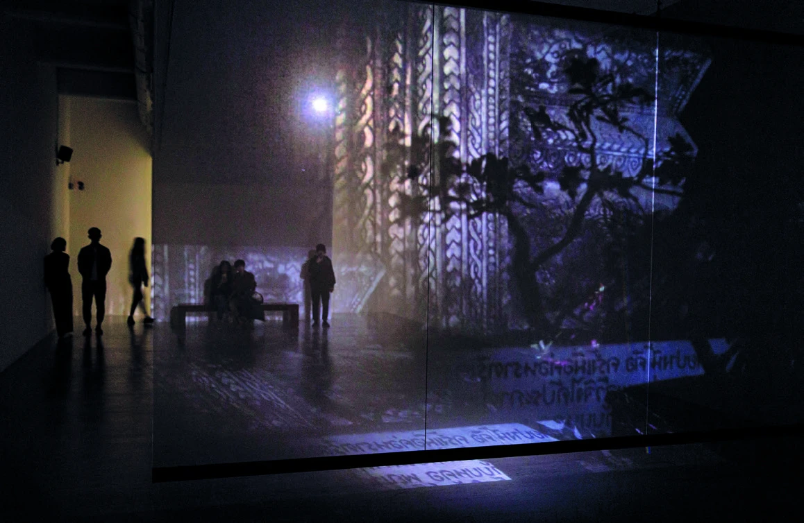 阿比查邦．韋拉斯塔古，《煙火（檔案）》，2014，單頻道錄像、玻璃。-圖片