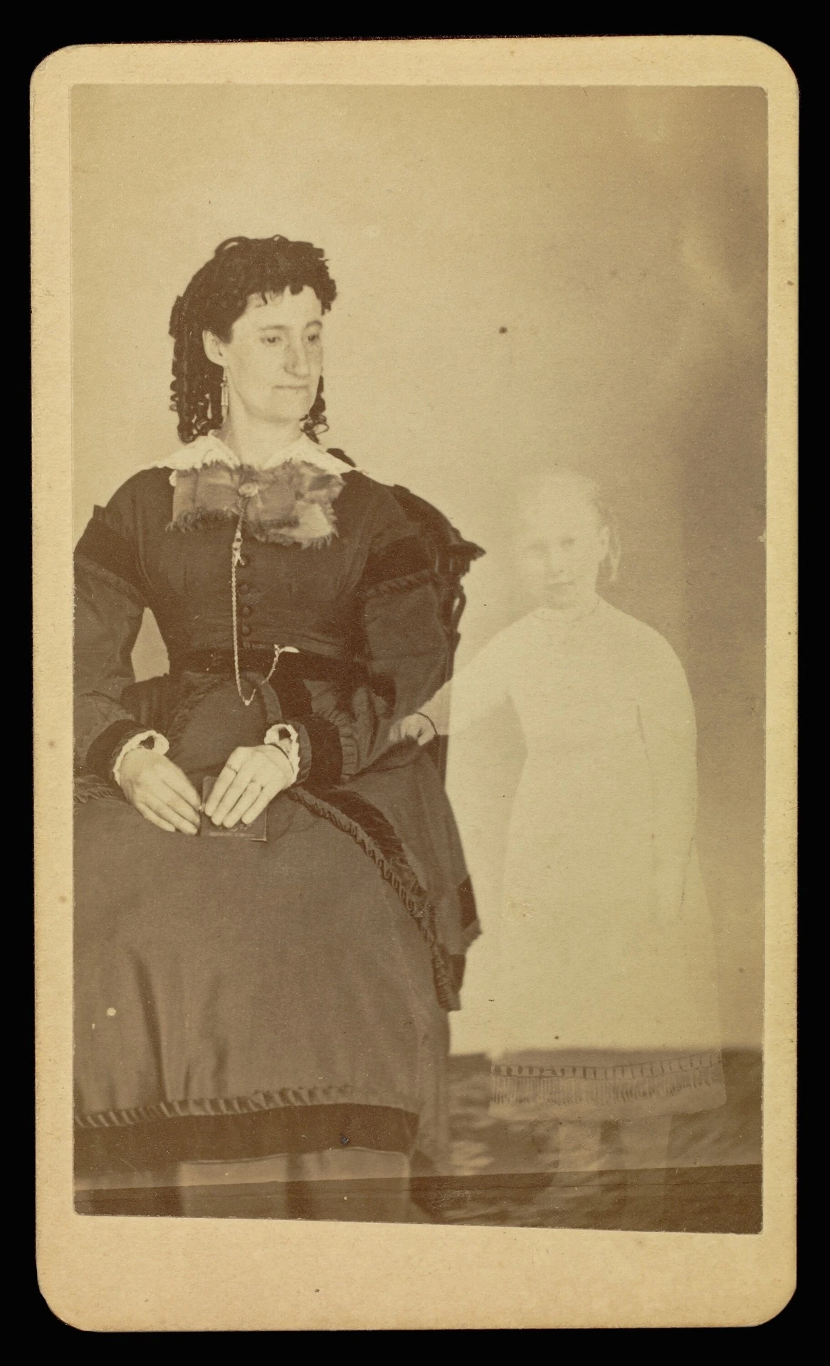 點擊觀看大圖-威廉・曼勒(William H. Mumler),《Mrs. Tinkham》,1862-1975,蛋白銀鹽沖印,9.5×5.7cm,The J. Paul Getty Museum。©The J. Paul Getty Museum 威廉・曼勒(William H. Mumler),《Mrs. Tinkham》,1862-1975,蛋白銀鹽沖印,9.5×5.7cm,The J. Paul Getty Museum。©The J. Paul Getty Museum-圖片