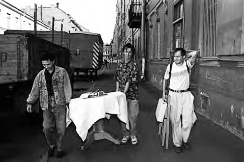 新愚人的同袍之誼，《The Movement of the Tea Table Towards the Sunset》，1996；Alexander Lyashko攝影。-圖片