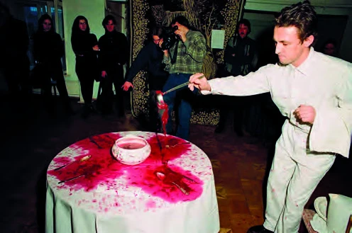 新愚人的同胞情誼，《Slavic Bazaar》，1998；Alexander-Lyashko攝影。-圖片