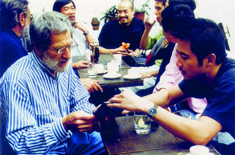 1999年Allan Kaprow（左一）與林明弘-圖片