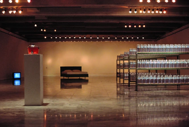 1997年「伊通公園臺北市立美術館聯展」，林明弘設計的光線變化一景。-圖片