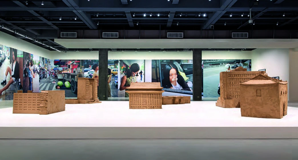 點擊觀看大圖-《表演雕塑》之六棟臺灣地標泥塑建物,由左至右依序為國立臺灣大學管理學院、板橋車站、圓山飯店、臺北市立美術館、大葉大學工學院、北門,陶土,限地製作,2020。 《表演雕塑》之六棟臺灣地標泥塑建物,由左至右依序為國立臺灣大學管理學院、板橋車站、圓山飯店、臺北市立美術館、大葉大學工學院、北門,陶土,限地製作,2020。-圖片