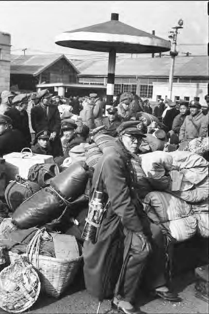 點擊觀看大圖-撤退中的國民黨軍隊,在上海北站前一群剛剛撤退至此的軍官及其眷屬,上海,1948年12月末。©Fondation Henri Cartier-Bresson / Magnum Photos 撤退中的國民黨軍隊,在上海北站前一群剛剛撤退至此的軍官及其眷屬,上海,1948年12月末。©Fondation Henri Cartier-Bresson / Magnum Photos-圖片